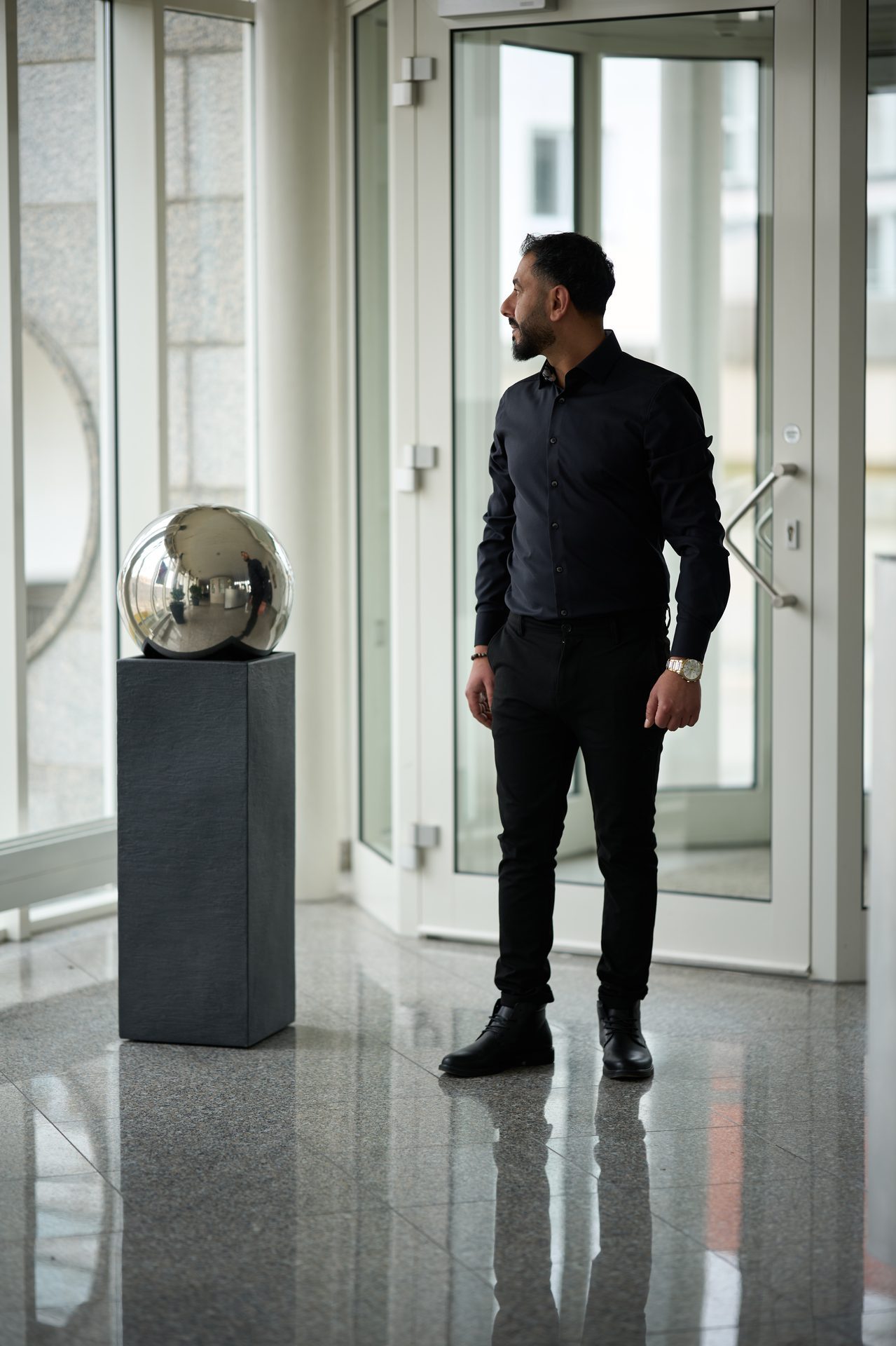 Ammar Alkhalaf im Saloneingang