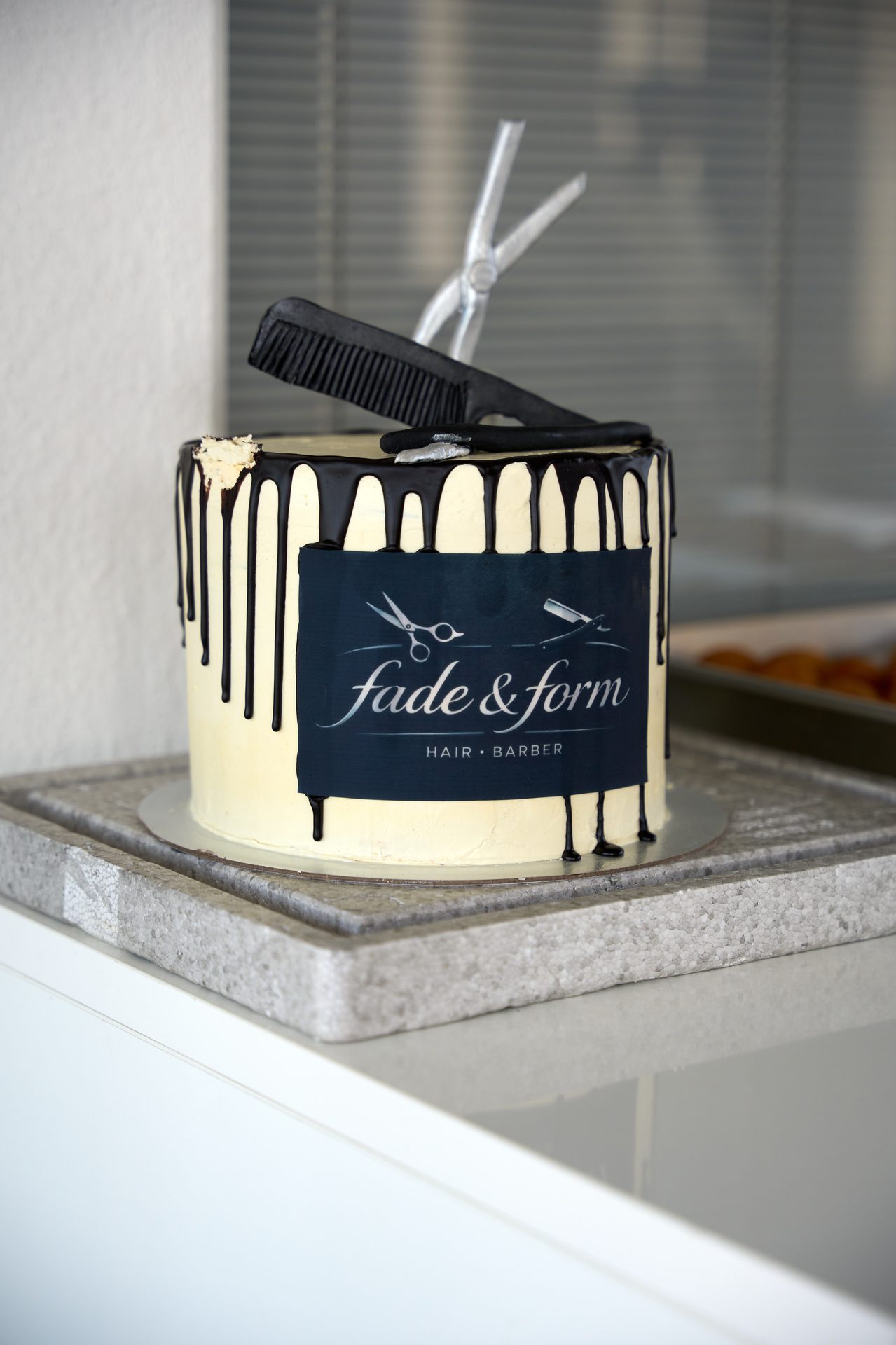 fade & form Eröffnungstorte mit Logo